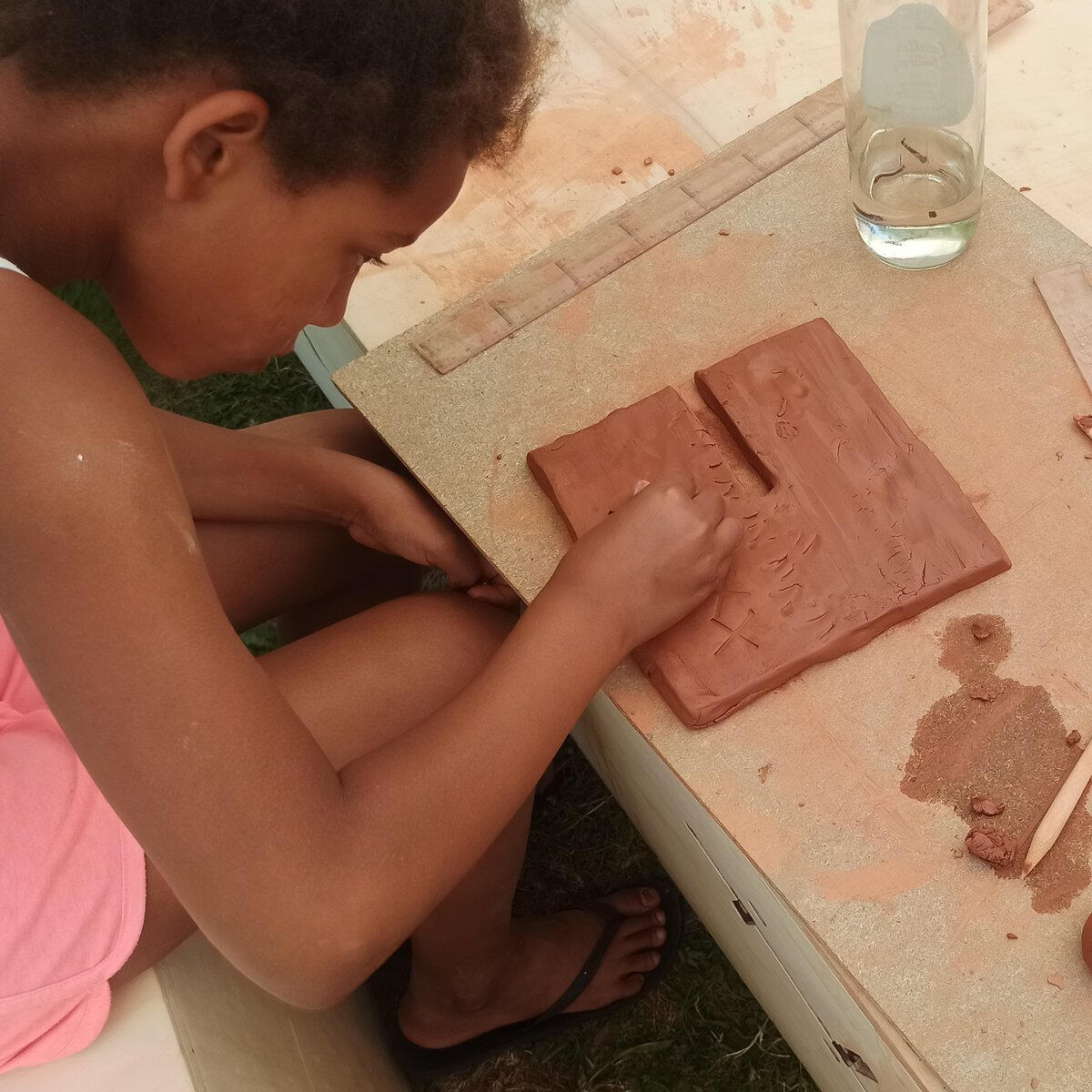 Ateliers de bas-relief et modelage en argile crue